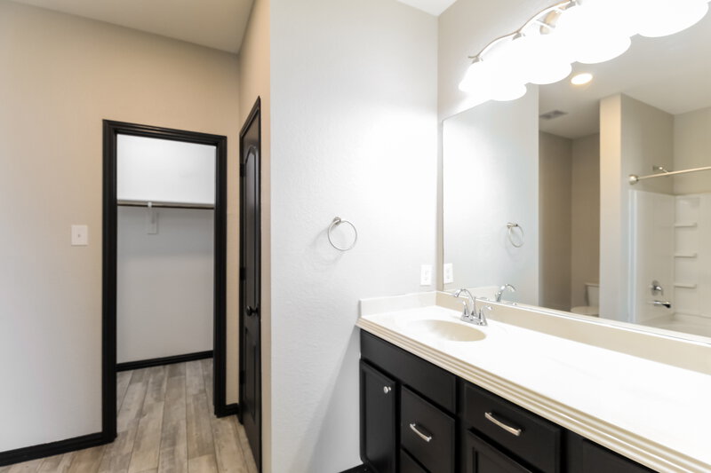 2,705/Mo, 9136 Benevolent Ct Aubrey, TX 76227 Main Bathroom View