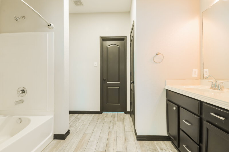 2,320/Mo, 9136 Benevolent Ct Aubrey, TX 76227 Main Bathroom View