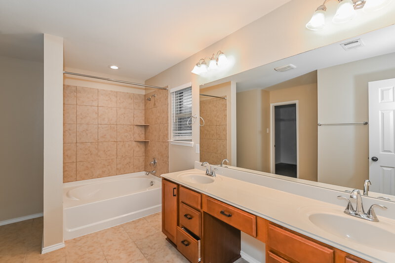 2,585/Mo, 503 Tunnel St Cedar Hill, TX 75104 Main Bathroom View