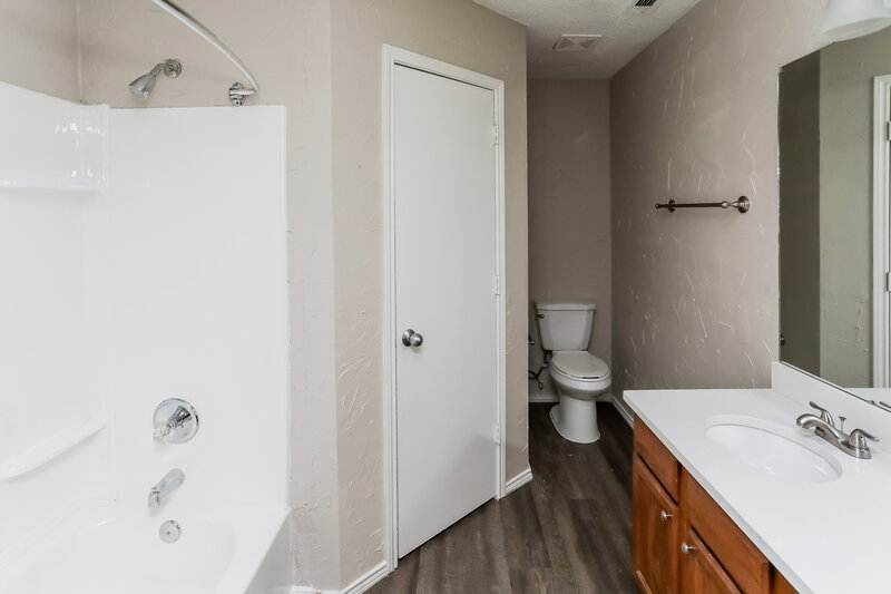 2,740/Mo, 1320 Wheatfield Dr Mesquite, TX 75149 Main Bathroom View