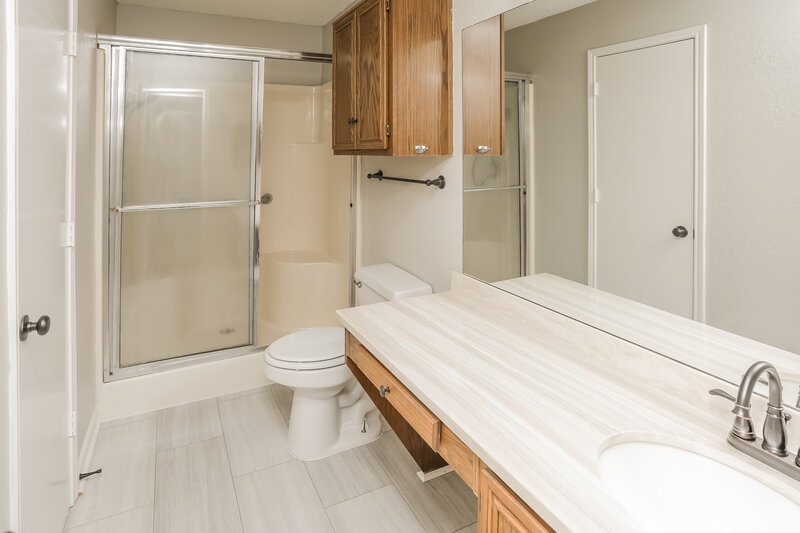 2,110/Mo, 528 Blue Haze Dr Fort Worth, TX 76108 Main Bathroom View