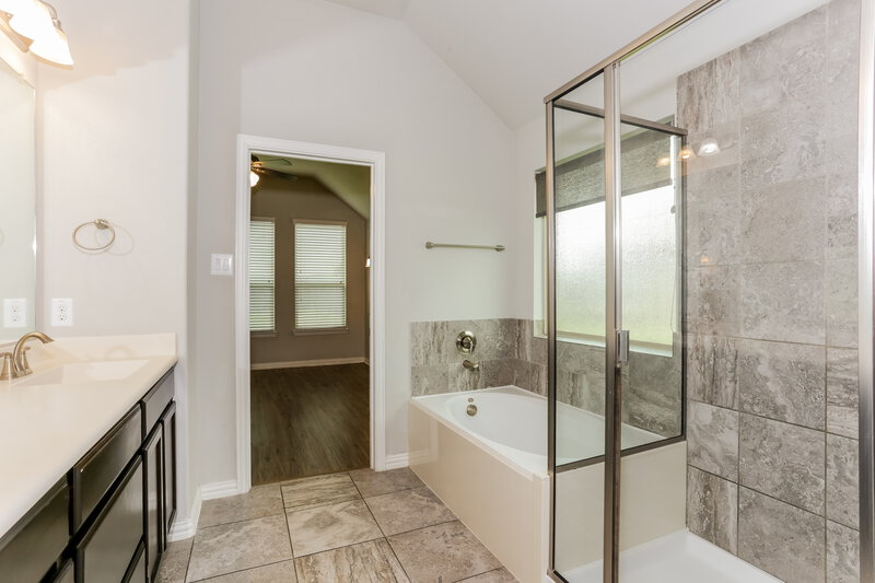 2,400/Mo, 339 Chamberlain Dr Fate, TX 75189 Main Bathroom View