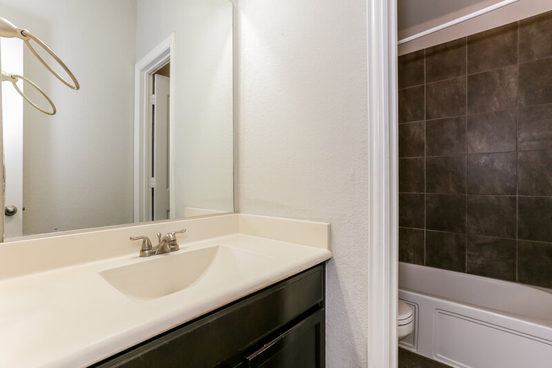2,400/Mo, 339 Chamberlain Dr Fate, TX 75189 Bathroom View