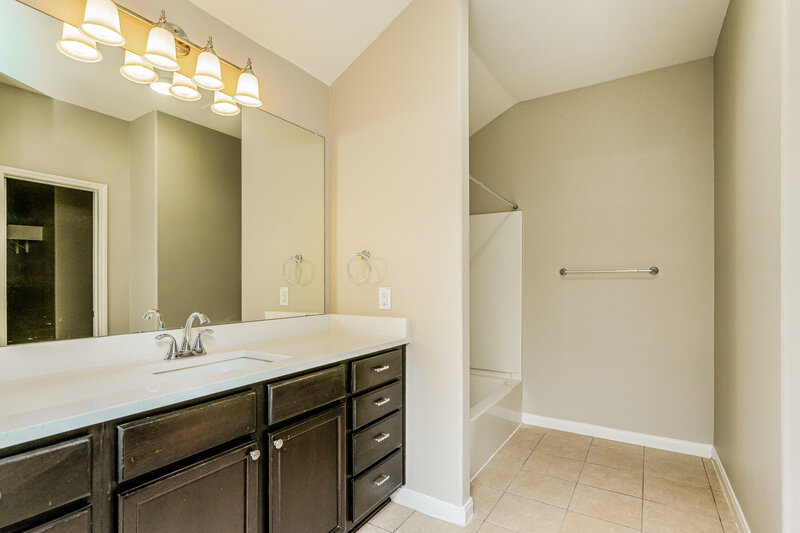 2,440/Mo, 2801 Silver Sage Dr Denton, TX 76209 Main Bathroom View