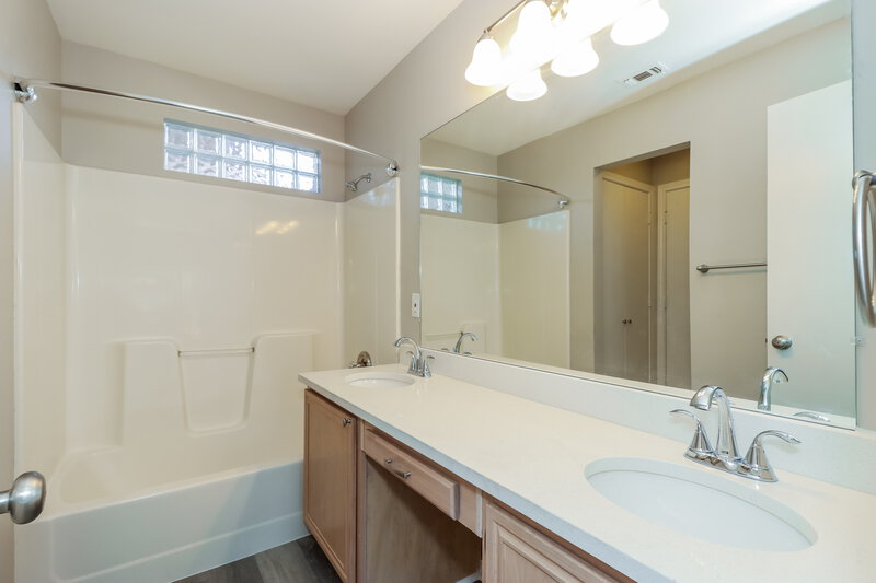 2,070/Mo, 616 Alabaster Pl Cedar Hill, TX 75104 Main Bathroom View