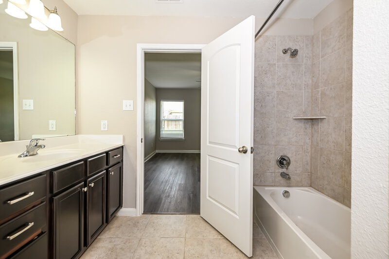 2,155/Mo, 2033 Faircrest Trail Forney, TX 75126 Main Bathroom View 2