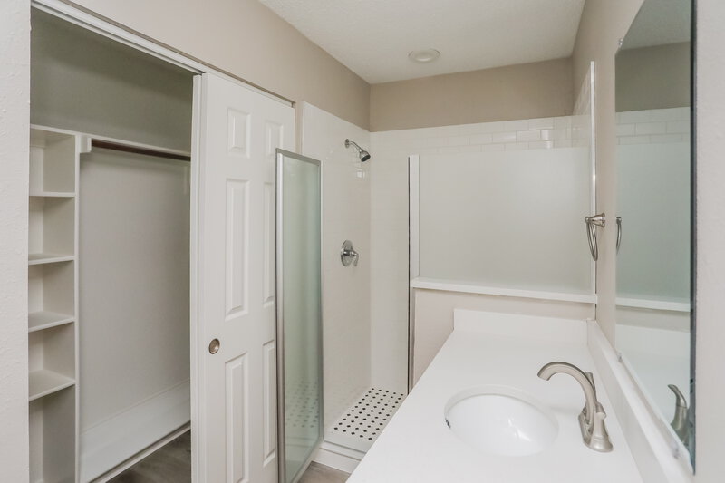 2,240/Mo, 708 Brees Dr Desoto, TX 75115 Main Bathroom View