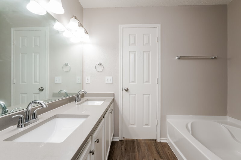 2,295/Mo, 3613 Andalusian Dr Denton, TX 76210 Main Bathroom View 2