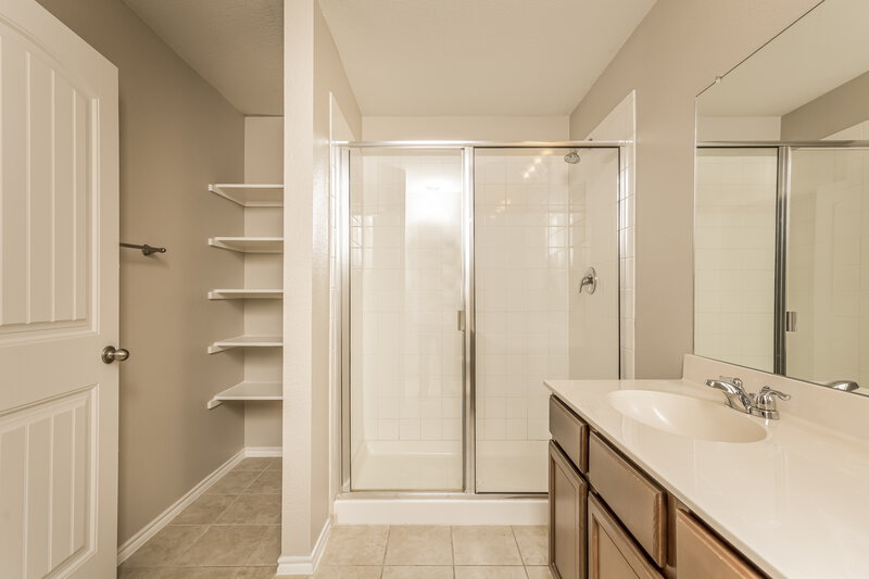 2,160/Mo, 902 Platinum Dr Princeton, TX 75407 Main Bathroom View