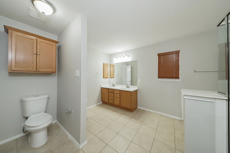 2,415/Mo, 901 Newberry Trail Fort Worth, TX 76120 Main Bathroom View