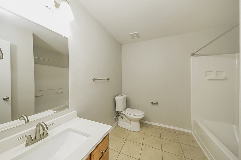 2,415/Mo, 901 Newberry Trail Fort Worth, TX 76120 Bathroom View 2