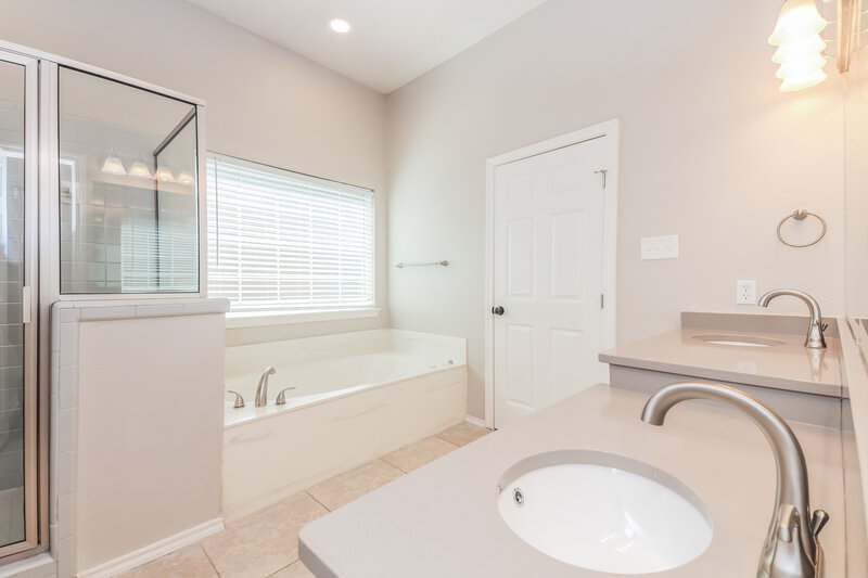 2,250/Mo, 8717 Greenwood Trail Rowlett, TX 75088 Main Bathroom View 2