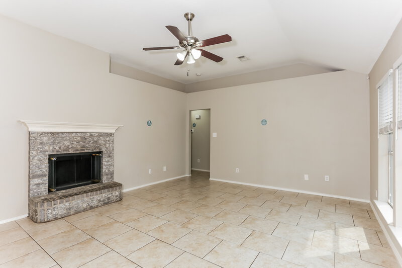 2,425/Mo, 6209 Brookknoll Dr Arlington, TX 76018 Living Room View