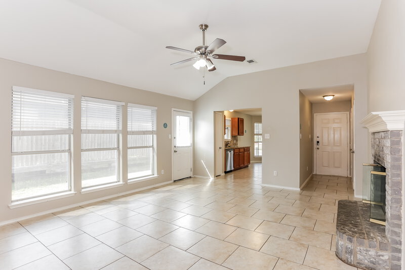 2,425/Mo, 6209 Brookknoll Dr Arlington, TX 76018 Living Room View 2