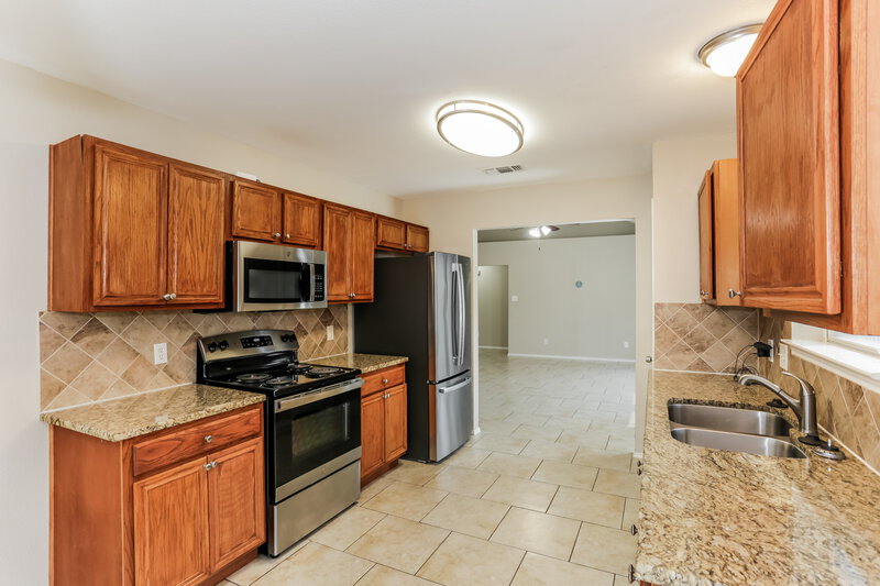 2,425/Mo, 6209 Brookknoll Dr Arlington, TX 76018 Kitchen View 2