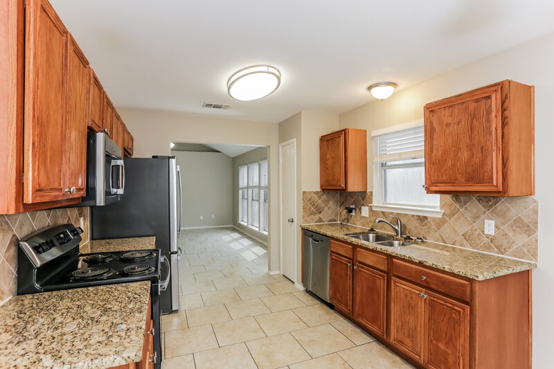 2,425/Mo, 6209 Brookknoll Dr Arlington, TX 76018 Kitchen View 3