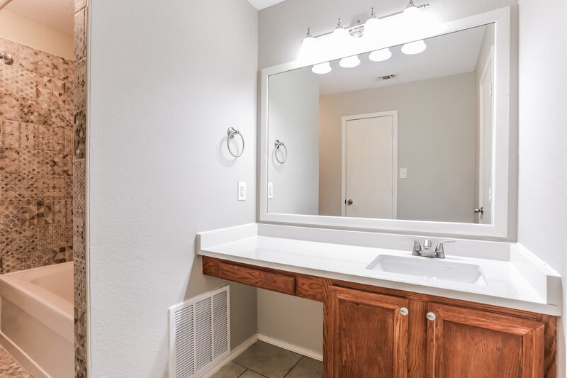 2,425/Mo, 6209 Brookknoll Dr Arlington, TX 76018 Main Bathroom View