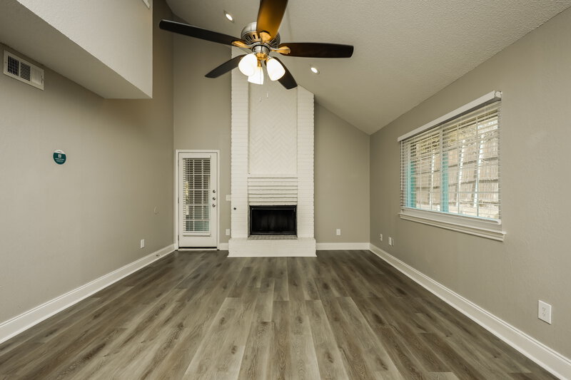 2,760/Mo, 206 W Graham St McKinney, TX 75069 Living Room View