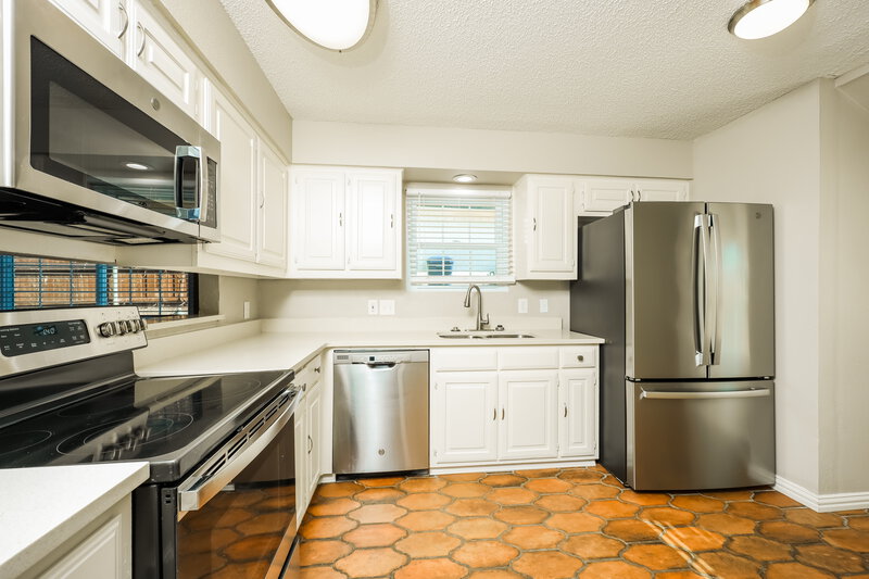 2,760/Mo, 206 W Graham St McKinney, TX 75069 Kitchen View