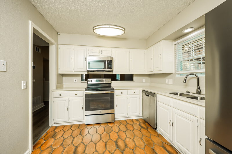 2,760/Mo, 206 W Graham St McKinney, TX 75069 Kitchen View 2