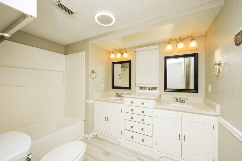 2,760/Mo, 206 W Graham St McKinney, TX 75069 Main Bathroom View