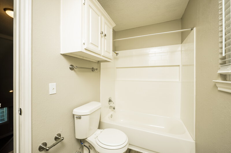2,760/Mo, 206 W Graham St McKinney, TX 75069 Bathroom View