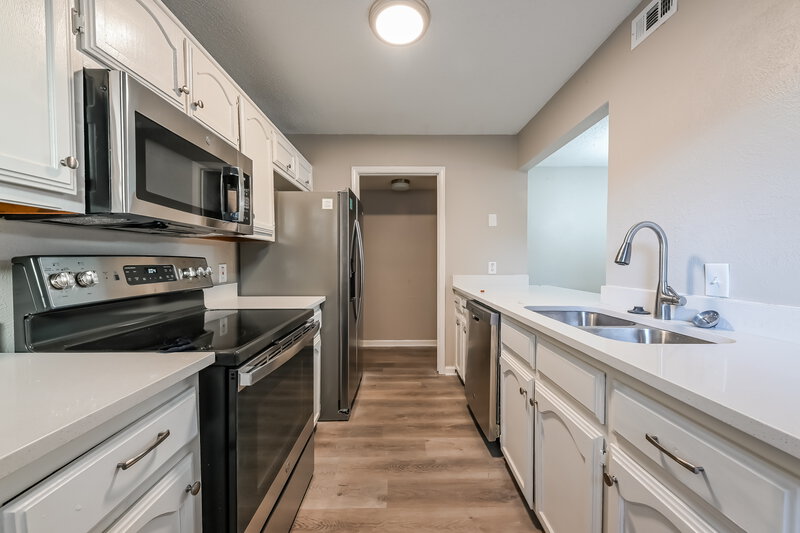2,005/Mo, 1514 Sunset Village Dr Duncanville, TX 75137 Kitchen View 2