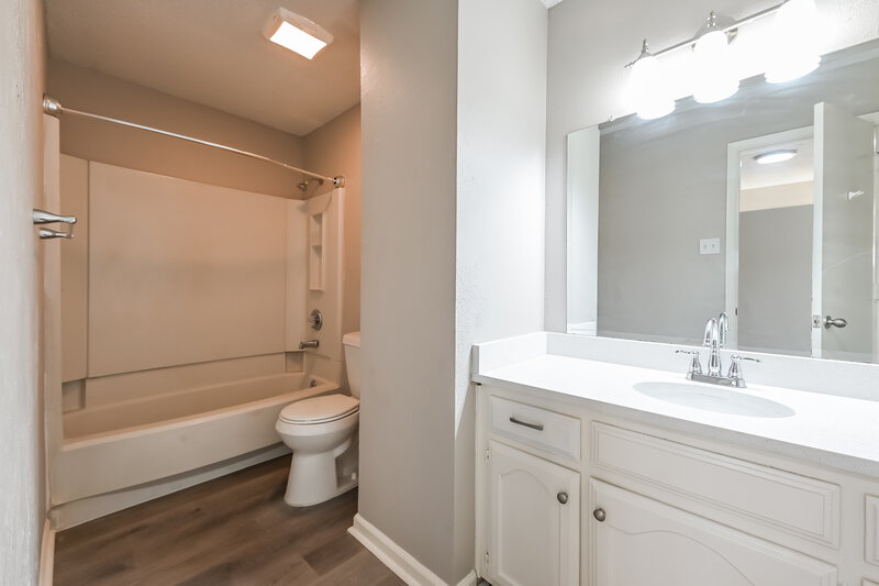 2,005/Mo, 1514 Sunset Village Dr Duncanville, TX 75137 Main Bathroom View