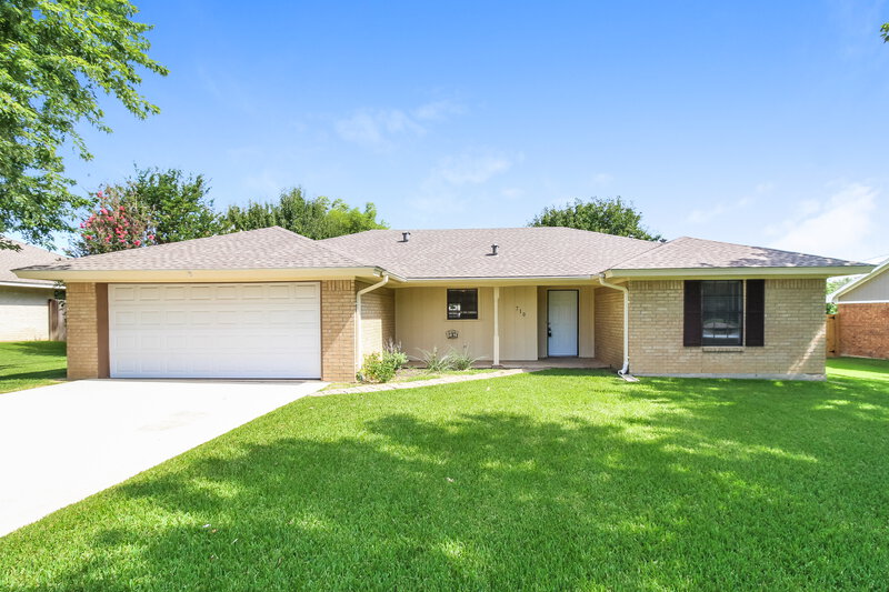 1,975/Mo, 710 W 7th St Justin, TX 76247 External View