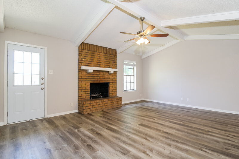 1,975/Mo, 710 W 7th St Justin, TX 76247 Living Room View
