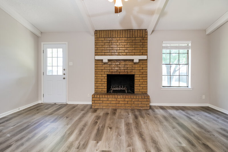 1,975/Mo, 710 W 7th St Justin, TX 76247 Living Room View 2