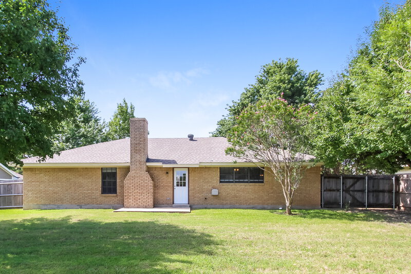 1,975/Mo, 710 W 7th St Justin, TX 76247 Rear View
