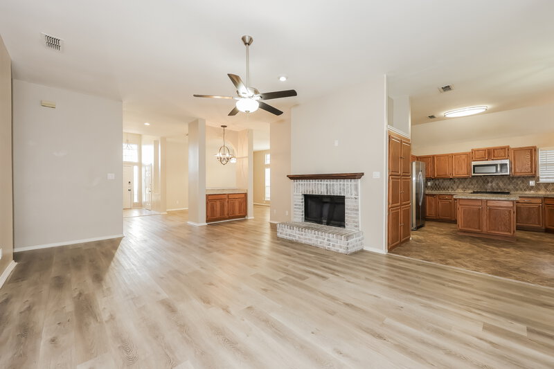 2,790/Mo, 1615 Barclay Dr Arlington, TX 76018 Living Room View 2