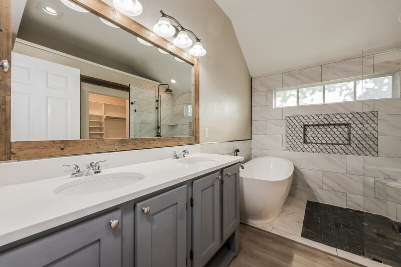 2,790/Mo, 1615 Barclay Dr Arlington, TX 76018 Main Bathroom View