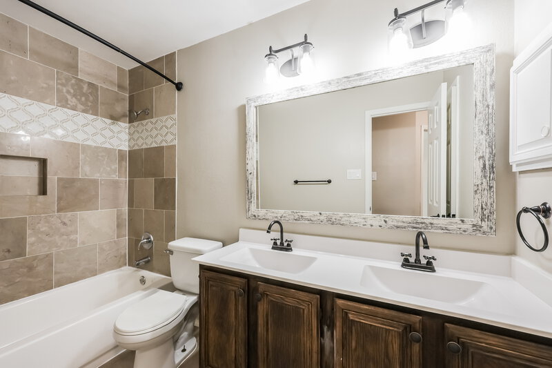 2,790/Mo, 1615 Barclay Dr Arlington, TX 76018 Bathroom View