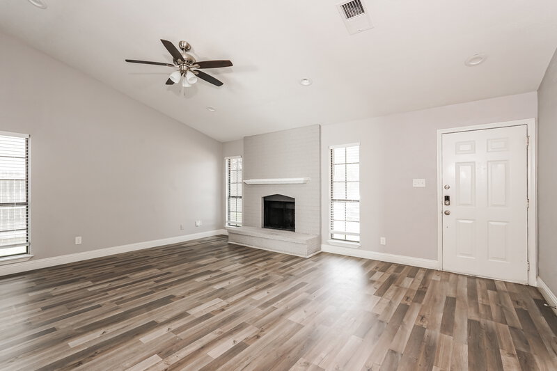 2,635/Mo, 2303 Villanova St Arlington, TX 76018 Living Room View