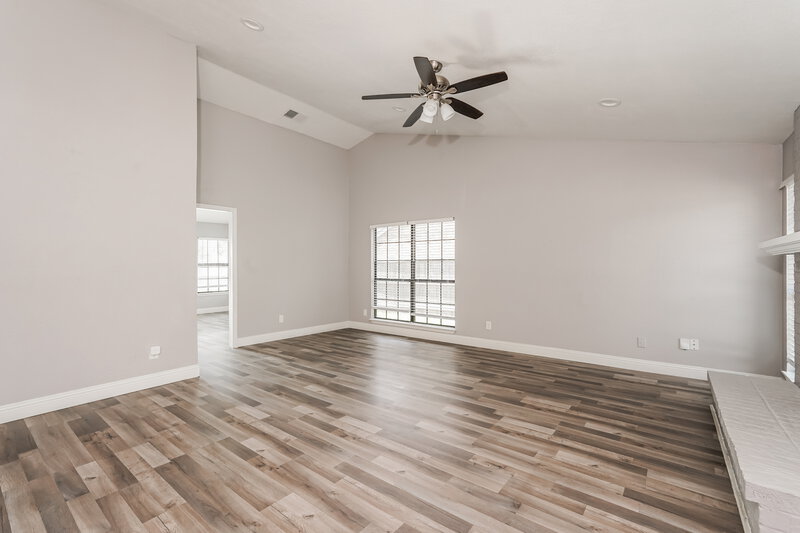 2,635/Mo, 2303 Villanova St Arlington, TX 76018 Living Room View 2