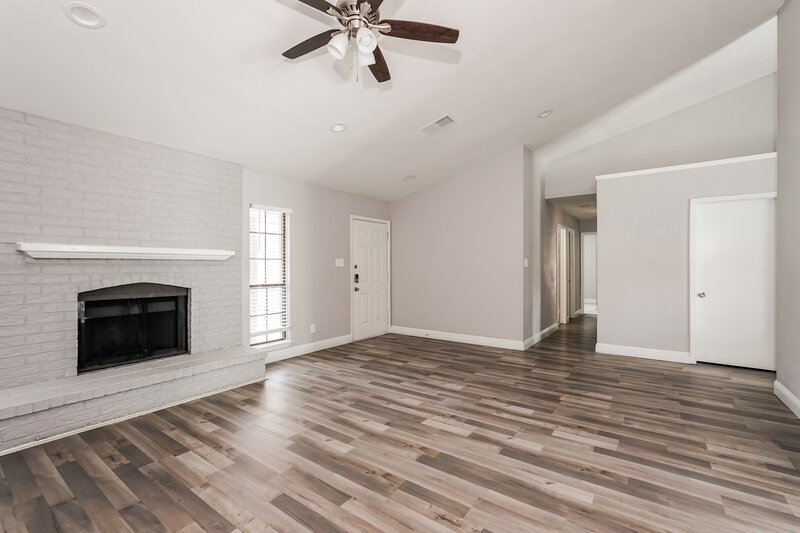 2,635/Mo, 2303 Villanova St Arlington, TX 76018 Living Room View 3