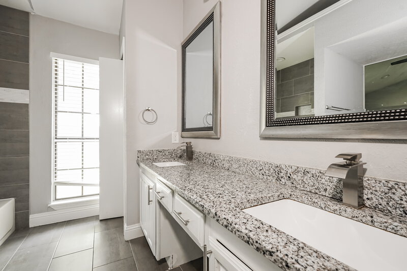 2,635/Mo, 2303 Villanova St Arlington, TX 76018 Main Bathroom View