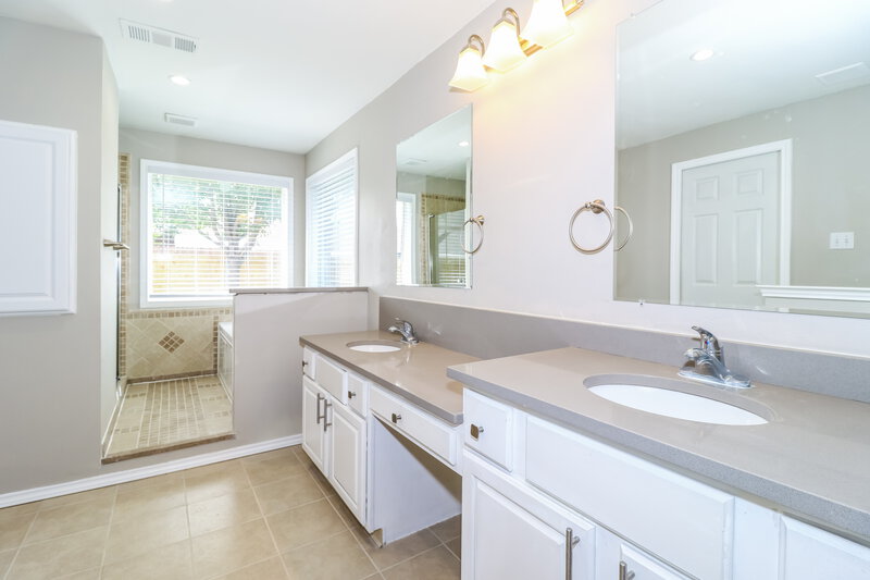 2,790/Mo, 2407 Springfield Dr Mesquite, TX 75181 Main Bathroom View