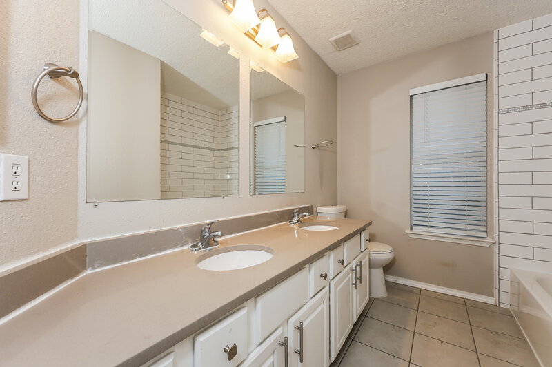 2,715/Mo, 2407 Springfield Dr Mesquite, TX 75181 Bathroom View