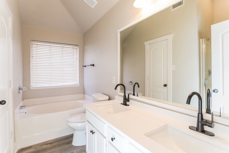 2,195/Mo, 10432 Aransas Dr Fort Worth, TX 76131 Main Bathroom View
