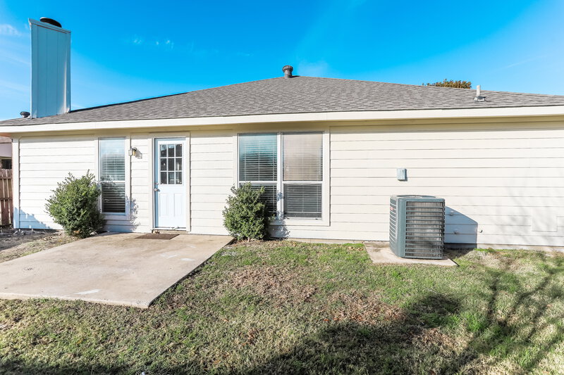 2,195/Mo, 10432 Aransas Dr Fort Worth, TX 76131 Rear View
