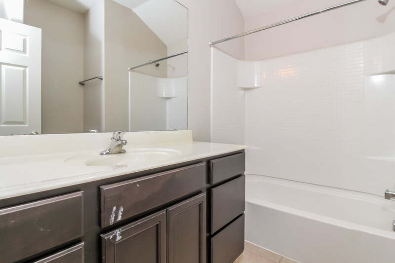 2,540/Mo, 2716 Aspen Hill Dr Denton, TX 76209 Bathroom View