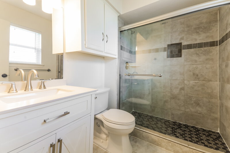 2,055/Mo, 3805 Christine St Rowlett, TX 75088 Main Bathroom View