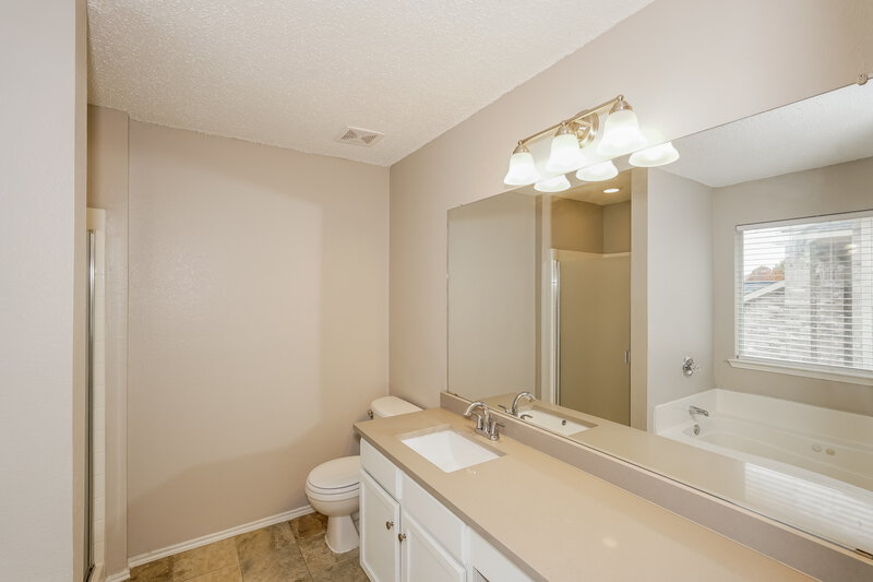 2,655/Mo, 7502 Marsland Ln Arlington, TX 76001 Main Bathroom View