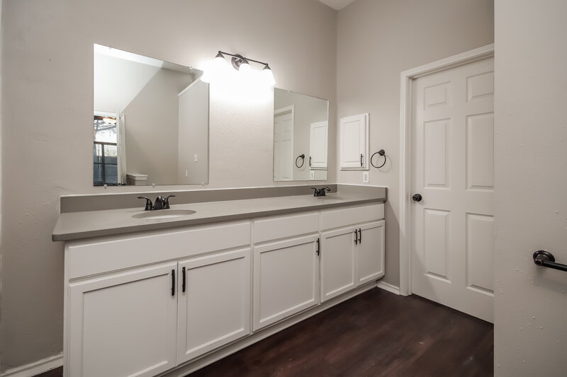 2,530/Mo, 2307 Stillwater Dr Mesquite, TX 75181 Main Bathroom View