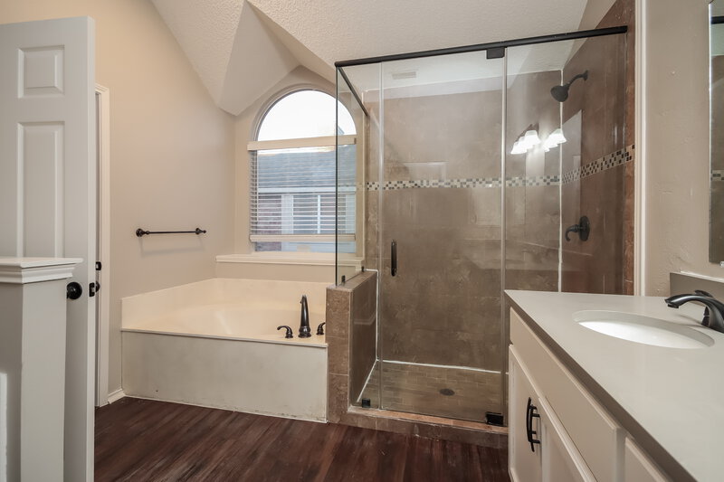 2,530/Mo, 2307 Stillwater Dr Mesquite, TX 75181 Main Bathroom View 2