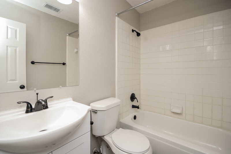 2,530/Mo, 2307 Stillwater Dr Mesquite, TX 75181 Bathroom View