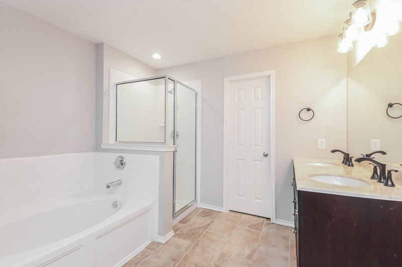 2,495/Mo, 601 Tumbleweed Dr Forney, TX 75126 Main Bathroom View